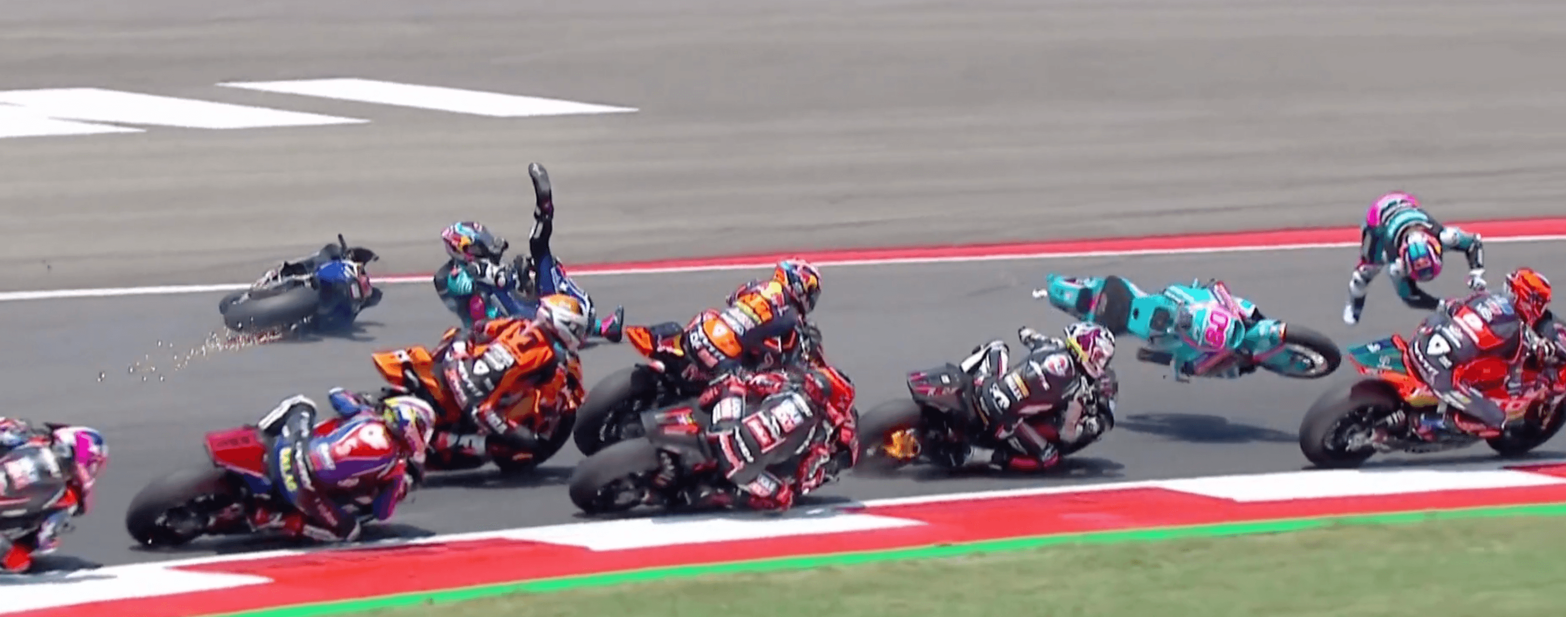 Видео адского завала и хайсайда в Moto2 со всех ракурсов